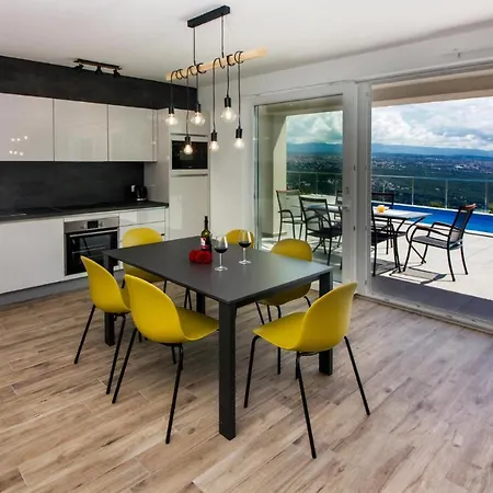 Amazing In With Wifi, Heated Swimming Pool And 2 Bedrooms *