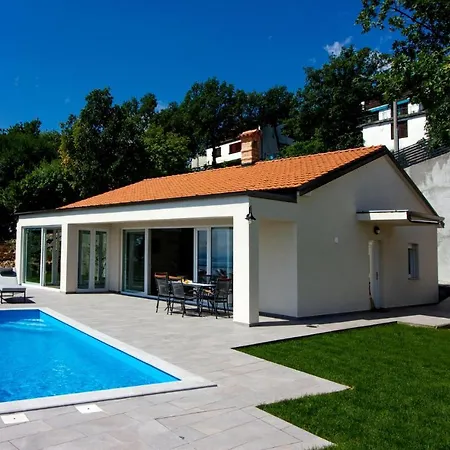 Amazing In With Wifi, Heated Swimming Pool And 2 Bedrooms Сasa de vacaciones Matulji