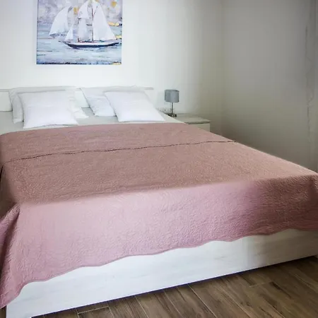 Amazing In With Wifi, Heated Swimming Pool And 2 Bedrooms Сasa de vacaciones Matulji