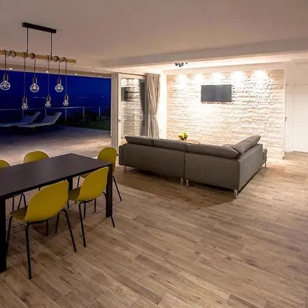 Amazing In With Wifi, Heated Swimming Pool And 2 Bedrooms *